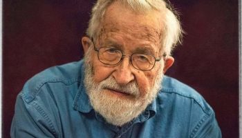 Noam Chomsky, uno dei piu’ importanti intellettuali oggi in Vita, ha elaborato la lista delle 10 strategie della manipolazione attraverso i mass media.