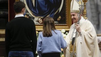 IL PAPA: “UN GIOVANE CHE NON SOGNA È VECCHIO PRIMA DEL TEMPO. FATE CHIASSO, LA CHIESA NE HA BISOGNO”