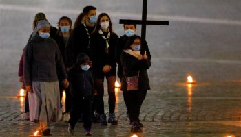 Il Papa affida le meditazioni della Via Crucis al Colosseo alle famiglie
