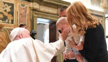 Il Pontefice ai partecipanti a un convegno internazionale in corso alla Gregoriana. Per una teologia attenta alle famiglie provate e ferite