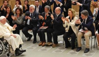 Il Pontefice alla comunità di «Famiglia Cristiana» per i novant’anni della rivista: Comunicare con lo stile del dialogo e dell’ascolto