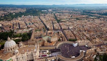 La «riforma» diventa effettiva. Così cambia la Curia Romana