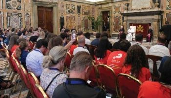 Ai giovani partecipanti all’Alpha Youth Camp il Papa ripropone il messaggio del beato Carlo Acutis. «Siate originali non fotocopie»