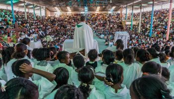 CRESCONO I CATTOLICI, DIMINUISCONO I SACERDOTI E I RELIGIOSI…