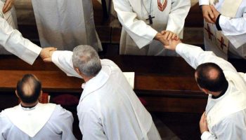 Covid-19. Le misure della Cei: sì alle acquasantiere e al segno della pace