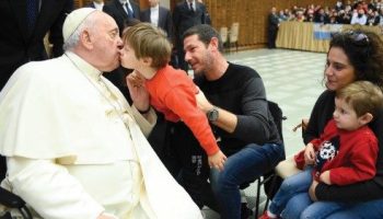 Papa Francesco conclude il ciclo di riflessioni dedicate al discernimento. La fragilità è la vera ricchezza dell’umanità