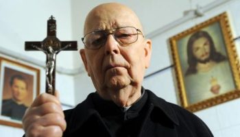 Padre Amorth, la storia dell’esorcista e il film con Russell Crowe: perché il Vaticano ha preso le distanze