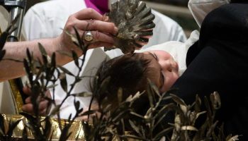 Il Battesimo dei bambini: dalla crisi di fede al ruolo di padrini e madrine