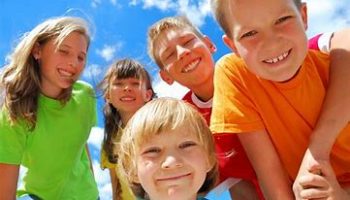 L’annuncio del Papa all’Angelus in piazza San Pietro. A maggio a Roma la prima Giornata mondiale dei bambini