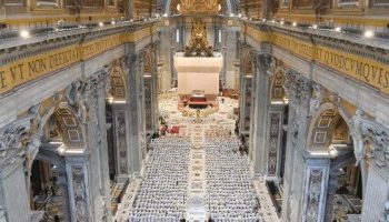 La messa crismale del Giovedì santo L’omelia di Francesco durante la celebrazione nella basilica di San Pietro.  Il sacerdote non giudica ma piange per i peccati degli altri