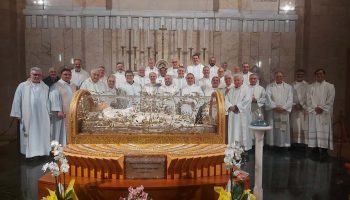 Dato che, potremmo dire, il vero e unico sacerdote del Nuovo Testamento è il Cristo, il presbitero, in pratica, è il servo di Cristo, è l’intermediario di Cristo, è il mediatore tra Cristo e il popolo. Perciò deve essere in continuo contatto con il Cristo amministrando saggiamente e con profondità e Fede Il mistero di Cristo i sacramenti.
