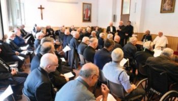 Il Papa a San Giuseppe al Trionfale incontra i sacerdoti di Roma con più di 40 anni di ordinazione. Preti anziani e giovani vadano avanti insieme