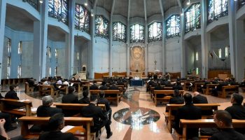 Il Papa ai giovani preti: da una crisi non si esce mai da soli