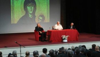 Il vescovo di Roma conclude gli appuntamenti con il clero della sua diocesi incontrando i preti dagli 11 ai 39 anni di ordinazione. Allargare l’accoglienza