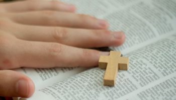 A Como dal 1° febbraio il centralino per contattare l’esorcista. Il servizio attivato dalla Diocesi…