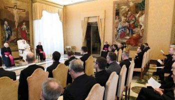 Il Pontefice a rettori di seminari francesi. Non formare cloni ma preti autentici ciascunocon la propria personalità