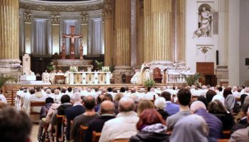 «Offerte per le messe, il sacerdote ne trattenga per sé una sola»