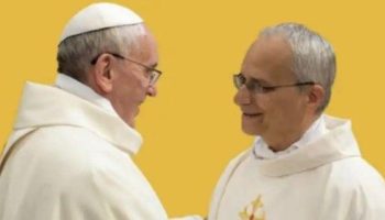 Nel volume «Da Francesco a Leone», padre Spadaro riflette sul legame che accomuna i due pontificati di Bergoglio e Prevost.  L’inquietudine di una Chiesa aperta al mondo e alla storia