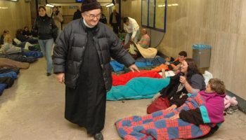 I 100 anni di don Benzi, lo «scarabocchio di Dio» che capovolse il mondo