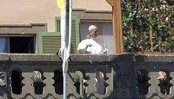 Fa bene il Papa a prendersi un “giorno libero”? Seguendo le parole del Vangelo – «Venite in disparte e riposatevi un po’» – il Pontefice ha scelto di trascorrere ogni martedì nella villa pontificia di Castel Gandolfo.