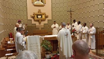 Lettera del Pontefice ai presbiteri dell’arcidiocesi di Madrid riuniti nell’assemblea “Convivium”. Configurati a Cristo nel mondo ma non del mondo.  La Chiesa sia casa che accoglie, protegge e non abbandona i preti