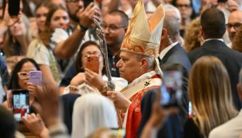 C’è bisogno di alimentare la «comunione» nella Chiesa che «non si costruisce irrigidendosi sulle proprie posizioni, ma ricercando, nei cuori di tutti, i punti di incontro nella verità, alla cui sola luce ciascuno diventa per l’altro strumento di crescita». 