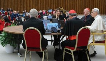 Leone XIV nell’aula Paolo VI apre l’incontro «A dieci anni da “Amoris laetitia”: annunciare il Vangelo con le famiglie oggi». Nel discorso del Papa anche l’attenzione per i giovani colpiti da insicurezza economica, migrazione, violenza. In ascolto delle famiglie affrontando con coraggio le fragilità